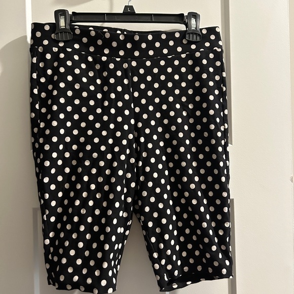 Black 11” inseam polka dot bike shorts, size 1X Torrid - Picture 5 of 5